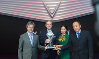 Ông Dan Vardie - Chủ tịch AutoBest trao giải “Ngôi sao mới” cho VinFast - vinh danh ‘Thương hiệu và mẫu xe mới ấn tượng nhất’ tại triển lãm Paris Motor Show 2018