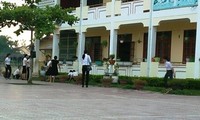 Các giáo viên trường Tiểu học Cảnh Hóa trong một buổi lao động dọn vệ sinh.