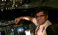 Cơ trưởng Bhavye Suneja trong một chuyến bay. Ảnh: Times of India