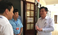 Thứ trưởng Bộ GD&ĐT Nguyễn Hữu Độ kiểm tra cơ sở vật chất tại nơi chấm thi của Hà Giang Ảnh: Nghiêm Huê