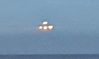UFO hình tam giác phát sáng bị phát hiện lơ lửng trên bờ biển Anh.