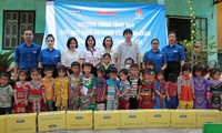 Trao quà cho trẻ em có hoàn cảnh khó khăn ở Lào Cai