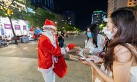 Ricky Star hóa “ông già Noel”, đi tặng quà cho trẻ em và khán giả ở phố đi bộ Nguyễn Huệ