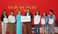 MC Thanh Thảo Hugo hội ngộ MC Minh Phúc tại trường xưa, trao học bổng cho các bạn MC trẻ