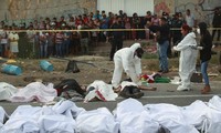 Thi thể người di cư nằm la liệt sau vụ tai nạn thảm khốc ở Mexico.