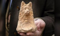 Bất ngờ tìm thấy bức tượng đầu chó cổ đại 2.000 năm tuổi ở Rome 