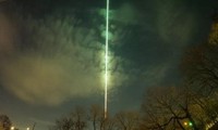 Phát hiện quả cầu lửa màu xanh kỳ lạ vài giờ trước khi lao xuống hồ Ontario trong đêm 