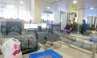 Khu vực soi chiếu an ninh sân bay thường là nơi các đối tượng "táy máy" hay "cầm nhầm" đồ hành khách khác nếu bất cẩn. Ảnh khu vực soi chiếu an ninh sân bay Tân Sơn Nhất.