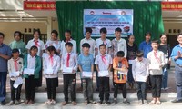 Đoàn Thanh niên Báo Tiền Phong tặng sách giáo khoa và học bổng tới học sinh vùng cao