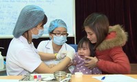 Trong hai ngày 15 và 16/3, đã có 1.500 trẻ ở Bắc Ninh được cha mẹ đưa về các bệnh viện tại Hà Nội để khám, xét nghiệm xem có bị nhiễm sán lợn hay không. Ảnh: Hòa Thuận