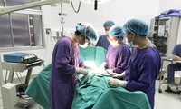 Các bác sĩ Bệnh viện Việt Đức tiến hành phẫu thuật "cứu" da dương vật và bao quy đầu đã hoại tử cho nam thanh niên 29 tuổi.