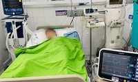 Tai nạn giao thông, bé trai 14 tuổi giập nát thận, nguy kịch