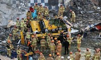 Toà nhà 5 tầng đột ngột đổ sập xuống xe buýt ở Hàn Quốc khiến 9 người thiệt mạng