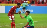 Trận bán kết &quot;điên rồ&quot; ở AFF Cup: Xem tiền đạo Singapore làm thủ môn, bắt bóng vẫn “chất”
