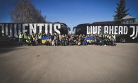 CLB Juventus đưa xe chuyên chở cầu thủ đi đón trẻ em Ukraine, các cổ động viên đều ủng hộ