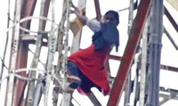 Một phụ nữ Ấn Độ trèo lên tháp sóng điện thoại dọa nhảy xuống, ai ngờ được bầy ong cứu mạng