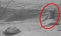 Tàu thăm dò chụp được ảnh một “ô cửa” bí hiểm trên sao Hỏa, gần giống lối vào Kim Tự Tháp