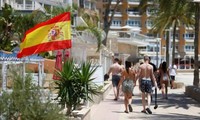 Ngán ngẩm với hành vi của nhiều du khách, loạt nhà hàng ở Majorca cấm nhiều loại trang phục