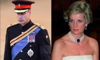Đứng gác linh cữu Nữ hoàng Anh, Hoàng tử William khiến netizen nhớ đến cố Công nương Diana