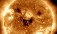 Hình ảnh Mặt Trời “mỉm cười” rất đáng sợ vào đúng dịp Halloween, NASA giải thích thế nào?