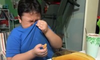 Cậu bé bật khóc khi được ăn McDonald's