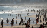 Người dân đổ xô ra bãi biển Ipanema ở thành phố Rio de Janeiro, Brazil trong ngày 21-6-2020 - Ảnh: REUTERS