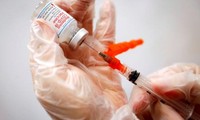 Nhân viên y tế chuẩn bị vắc xin Moderna. Ảnh: Reuters