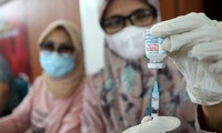 Nhiều người Indonesia vẫn do dự trong việc tiêm vắc xin Covid-19. Ảnh: EPA