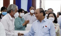 Hình ảnh Chủ tịch nước Nguyễn Xuân Phúc tiếp xúc cử tri TPHCM