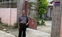 Ông Phạm Văn Tuân trước khu đất bị Khánh Hoà thu hồi trái quy định.