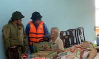 Ông Nguyễn Văn Bình (bìa trái) đi cứu trợ đồng bào lũ lụt, trước khi làm nhiệm vụ cứu hộ công nhân thủy điện và mất tích - ảnh Ngọc Văn 