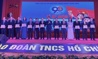 Anh Nguyễn Ngọc Lương, Bí thư T.Ư Đoàn, Chủ tịch Hội đồng Đội T.Ư tặng Kỷ niệm chương Vì thế hệ trẻ cho 18 cá nhân. 