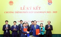 Bí thư thứ nhất T.Ư Đoàn Nguyễn Anh Tuấn (hàng đầu, bên trái) và Bộ trưởng Bộ LĐ-TB&XH Đào Ngọc Dung ký kết chương trình phối hợp giai đoạn 2021 - 2025.