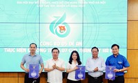 Lãnh đạo TP Hà Nội trao quyết định công bố 5 đề án trọng điểm cho Thành Đoàn Hà Nội