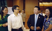 Bộ trưởng Trần Hồng Hà và Phó Thủ tướng bên lề kỳ họp. Ảnh Như Ý