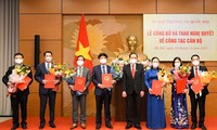 Phó Chủ tịch Thường trực Quốc hội Trần Thanh Mẫn trao Nghị quyết cho các cán bộ. 