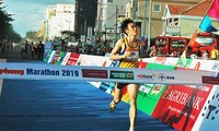 Khoảnh khắc về đích của nhà vô địch Marathon giải báo Tiền Phong 2019 Bùi Thế Anh. Ảnh: Trần Nguyên Anh 