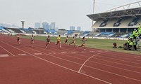 Tú Chinh bỏ xa các đối thủ ở nội dung 100m. 