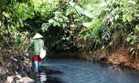 Nguồn nước sông Đà bị "đầu độc" bằng dầu thải.