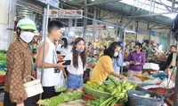 Người dân Đà Nẵng đổ ra chợ, siêu thị mua đồ trước bão