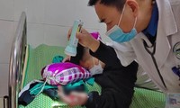 Nam sinh lớp 9 ở Hà Tĩnh bị thương nặng bàn tay trái do vừa sử dụng điện thoại vừa sạc pin