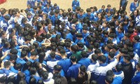 Hàng trăm thầy cô, học sinh của trường THPT ở Nghệ An ôm nhau khóc nức nở giữa sân trường