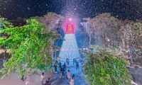 Hà Nội: Đại học Thăng Long có cây thông “siêu to khổng lồ” để sinh viên check-in mùa Noel