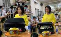 Teen mang vali kéo toàn sách vở tới lớp, biểu cảm của cô giáo khiến netizen thích thú