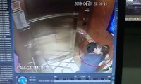 Người đàn ông sàm sỡ bé gái trong thang máy.