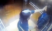 Hai cô gái cầm ván trượt patin đi từ ngoài chung cư vào thang máy.