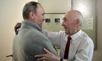 Tổng thống Putin ôm lãnh đạo cũ trong một chuyến thăm cá nhân. Ảnh: TASS