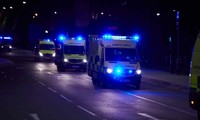 Xe cấp cứu có mặt bên ngoài sân vận động Manchester Arena sau khi xảy ra vụ đánh bom tối 22/5. Ảnh: The Guardian