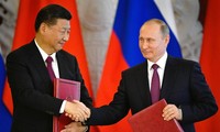 Chủ tịch Trung Quốc Tập Cận Bình và Tổng thống Nga Vladimir Putin kí một số văn bản tại Điện Kremlin hôm 4/7, trong đó có tuyên bố chung về bán đảo Triều Tiên. Ảnh: AFP