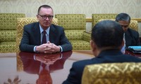 Đại sứ Jeffrey Feltman đối thoại cùng quan chức Triều Tiên. Ảnh: AFP